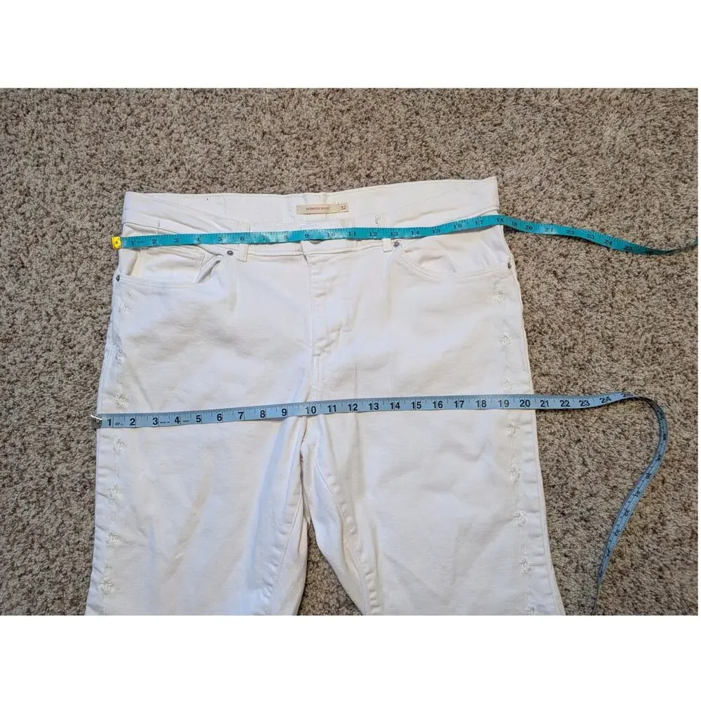 LEVI'S women's White denim Bermuda jean shorts, size 32/14. Embroidered; Classic - Picture 5 of 9